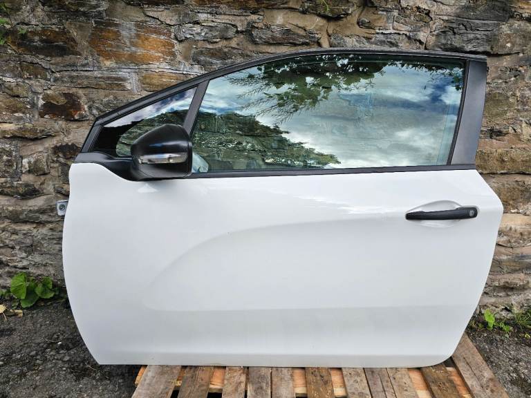 Peugeot 208 2013 3 Door Passenger Side Front Door 