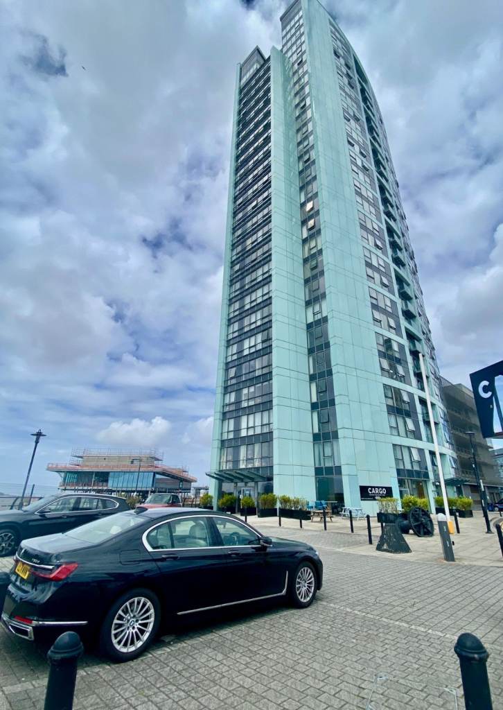 Spacious 2-Bed, 2-Bath Waterfront Apartment – Alexandra Tower, Liverpool 