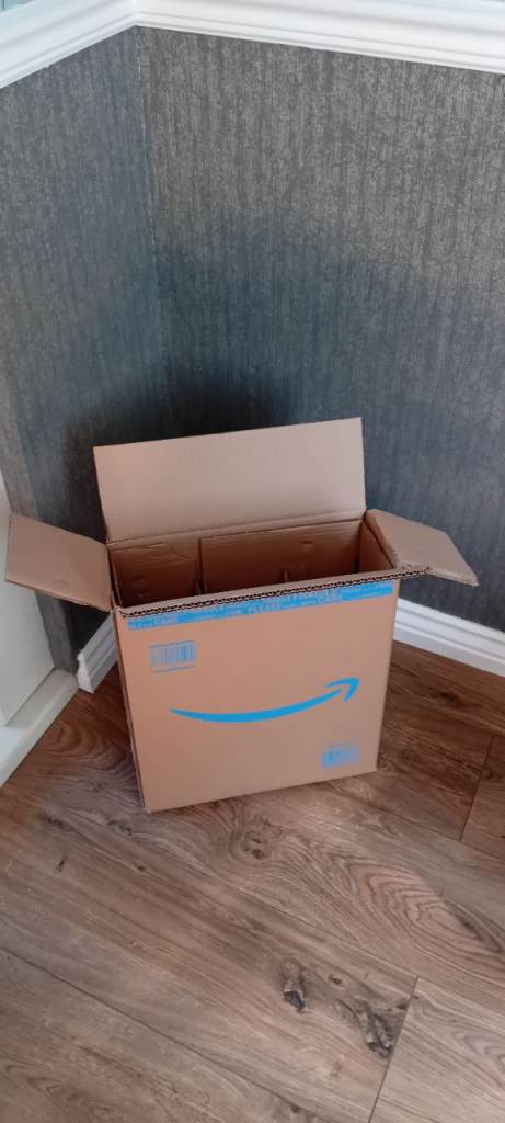 FREE.   Strong bottle box. Perfect to transport 3 bottles. SHOTGATE.
