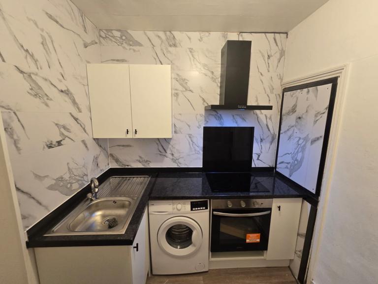 2 Rooms To Rent