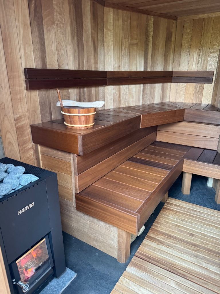 Horse box sauna for 6 people, high end internal finish with Harvia wood 🪵 burner 