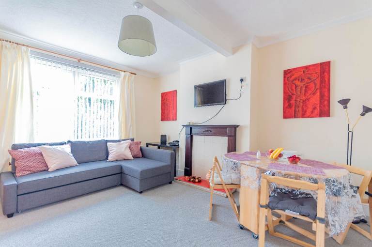 Delightful, 2 bedroom, main door flat in Prestonfield – available May