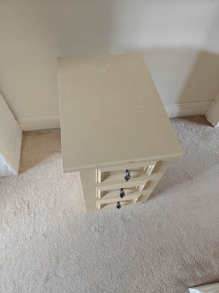 Free Side table cream 