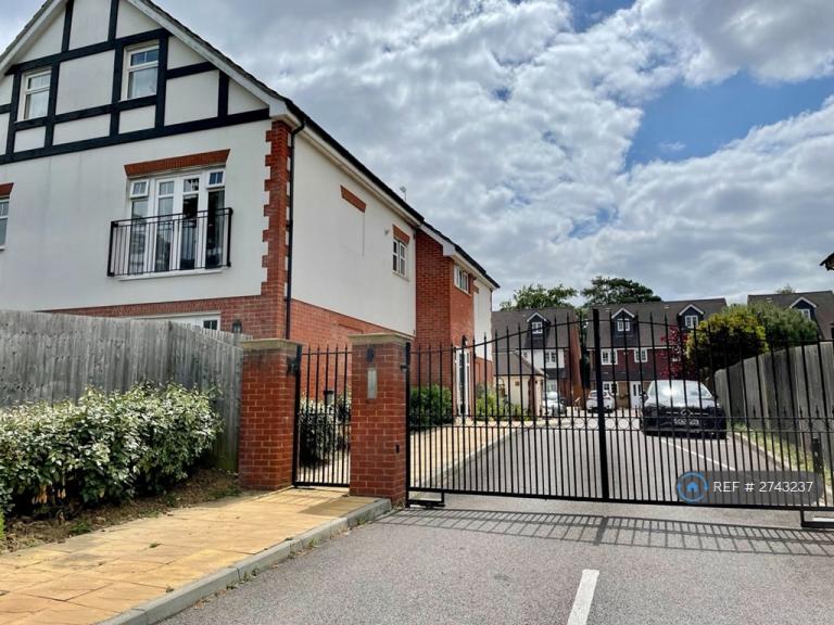 2 bedroom flat in St. Pauls Mews, Crawley, RH10 (2 bed) (#2743237)