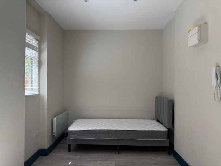 Self-contained studio flat in Lewisham – DSS Considered