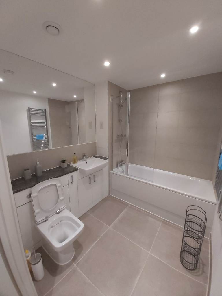 LARGE ROOM AVAILABLE FOR RENT IN HIGH STREET HOUNSLOW TW3 