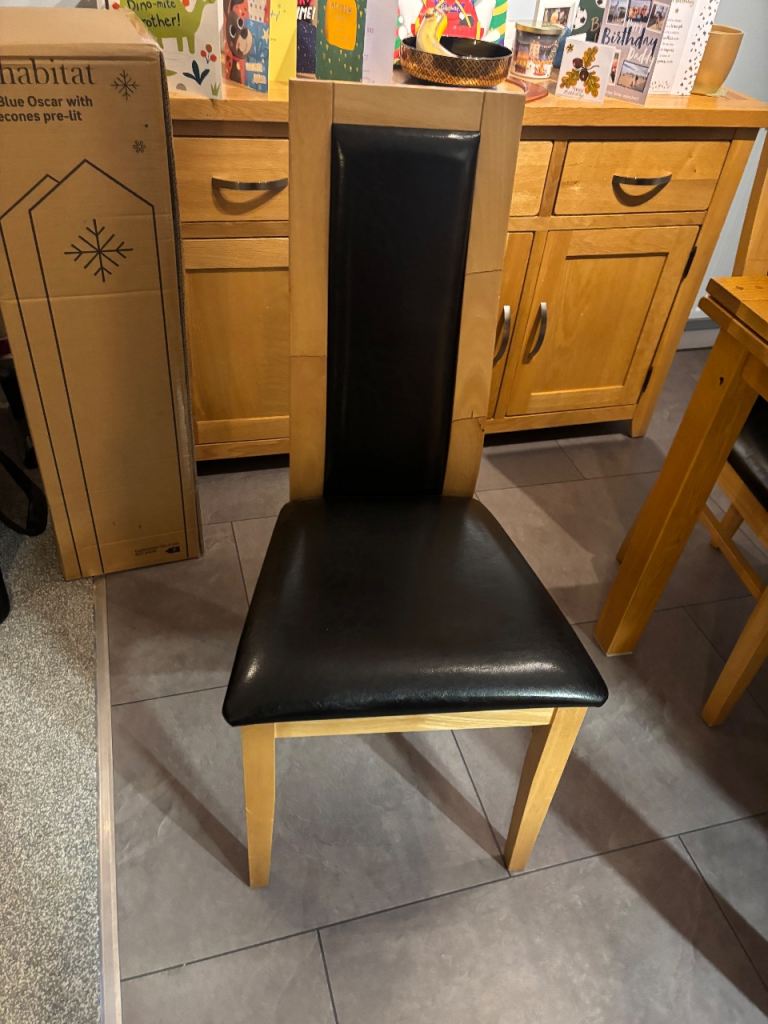 Solid oak dining table and 4 chairs 