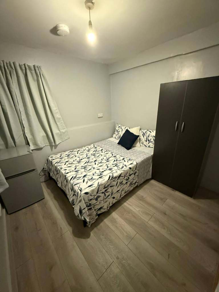 ✨ Beautiful Room to Rent – £700 (Bills Included) ✨