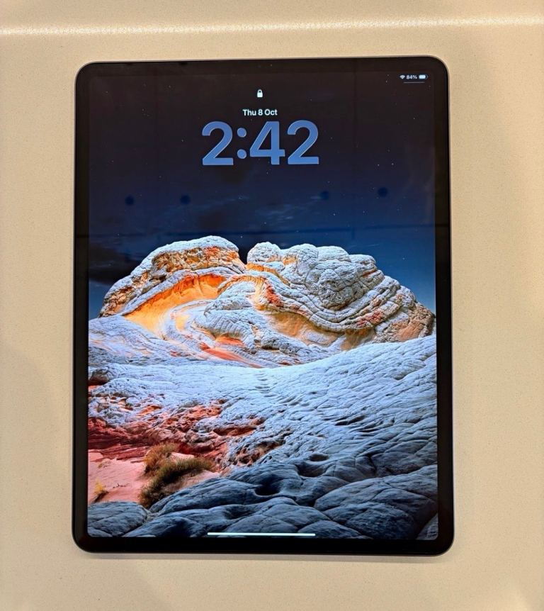 Apple iPad Pro 12.9-inch 256GB 3rd Generation + Keyboard Case Bundle