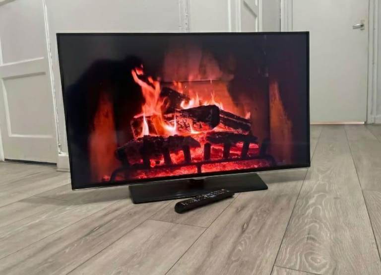 43" SAMSUNG SMART TV 