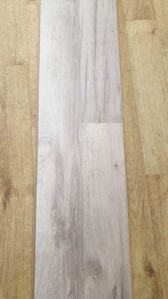 Light Grey/Beige Wood Effect Laminate Flooring Planks – New