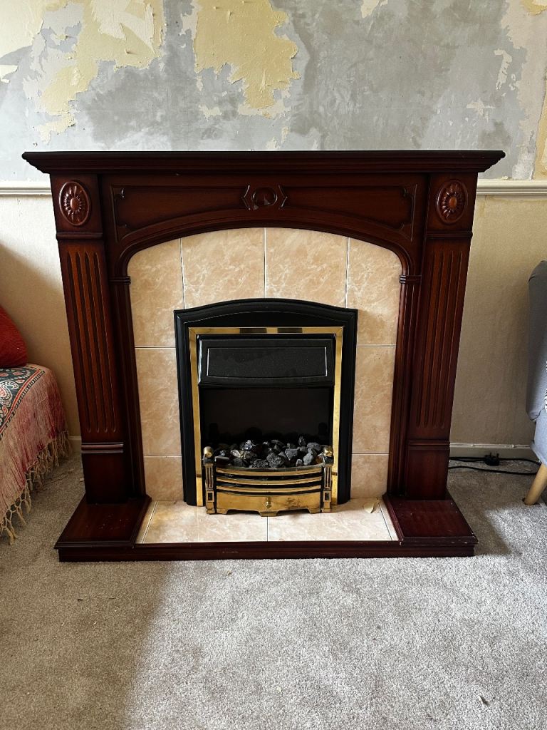 Free electric fire and mantlepiece