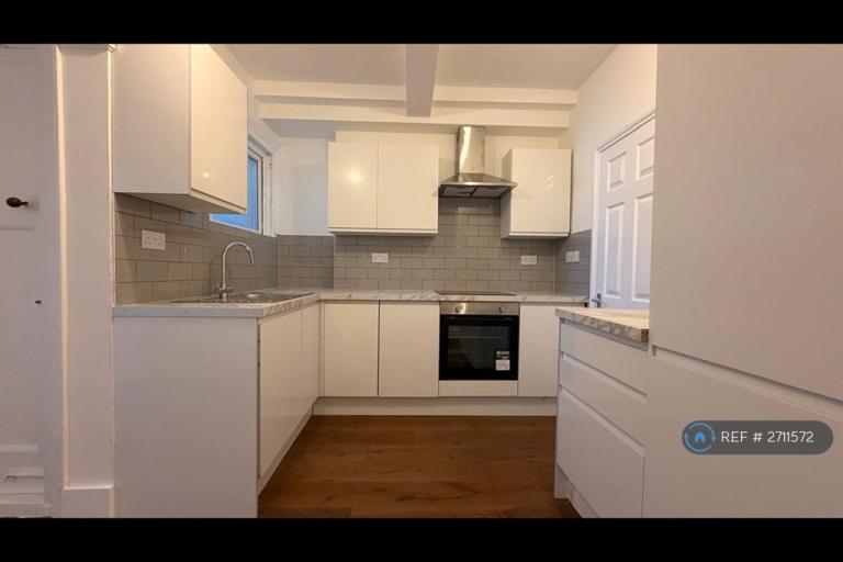 1 bedroom flat in Tooting High St, London, SW17 (1 bed) (#2711572)