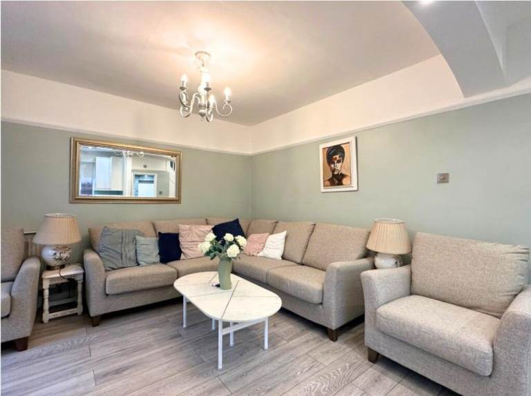 3-Bedroom Family Home with Private Garden to rent in Stanmore - Hillary Garden