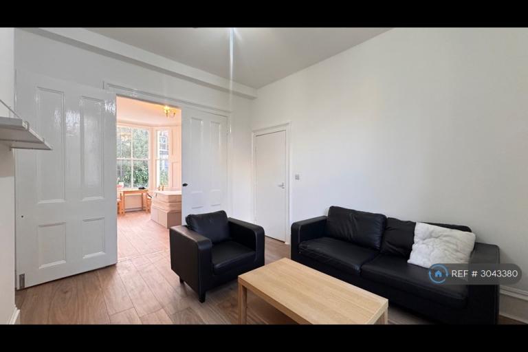 1 bedroom flat in Warlock Road, London, W9 (1 bed) (#3043380)