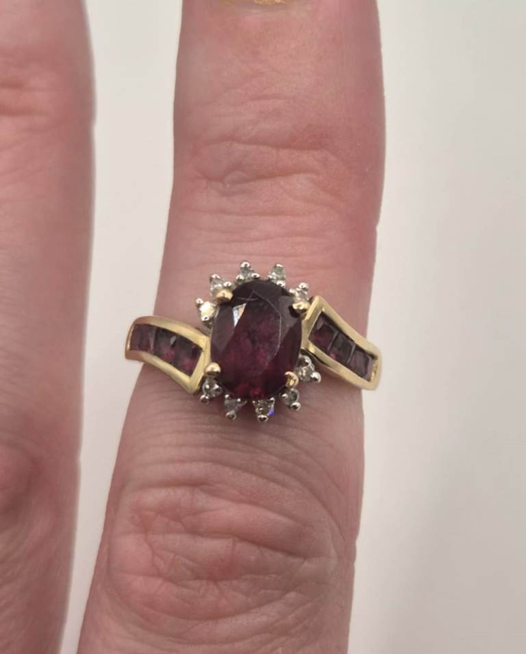 9ct yellow gold, garnet and diamond ring