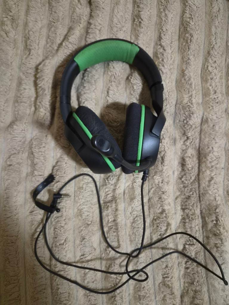 Gaming Headset with Microphone – Black and Green, Good Condition