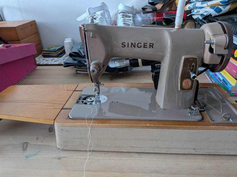Vintage 185k Singer Sewing Machine – Good Working Order