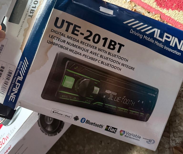 Alpine UTE-201BT Bluetooth Head Unit + Alpine SXE-6925S 6x9 Speakers (Corsa D Parcel Shelf)