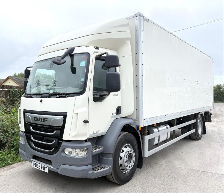 2020 DAF LF55,260 GRP BOX VAN CANTILEVER TAIL-LIFT 18 TON AIR-CON TV/FILM EURO-6