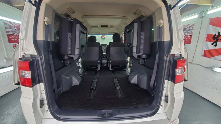 Mitsubishi delica d5 in white automatic 4wd 7 seater fresh japanese import 2008