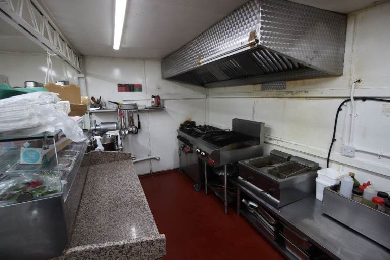 Dark kitchen available now, 24/7 access, all bills included!