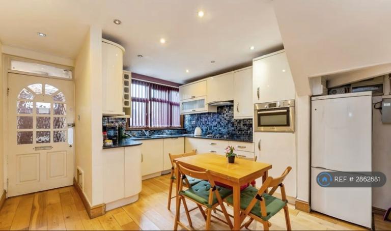 2 bedroom house in Mackenzie Road, London, N7 (2 bed) (#2862681)