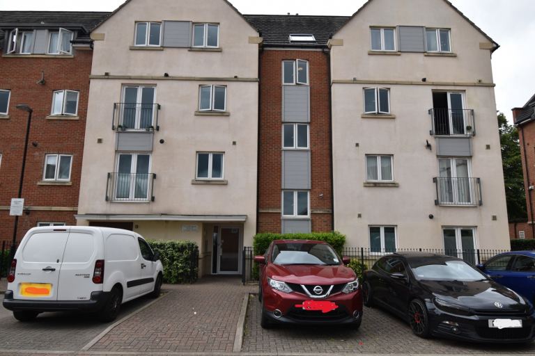 2 bedroom flat in Academy Place, TW7