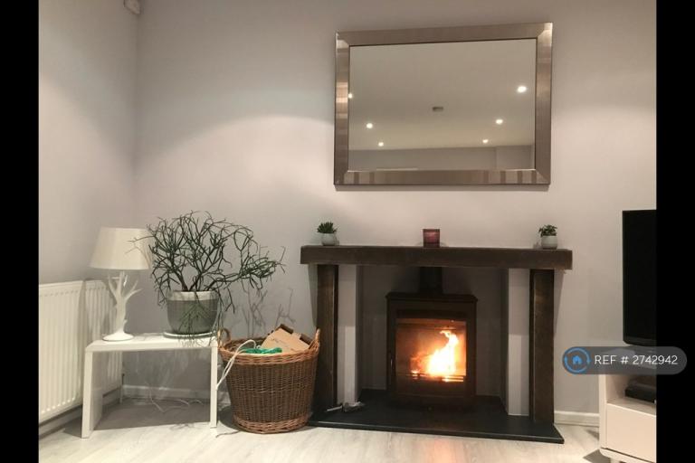 3 bedroom house in Wyndham Crescent, Woodley, RG5 (3 bed) (#2742942)