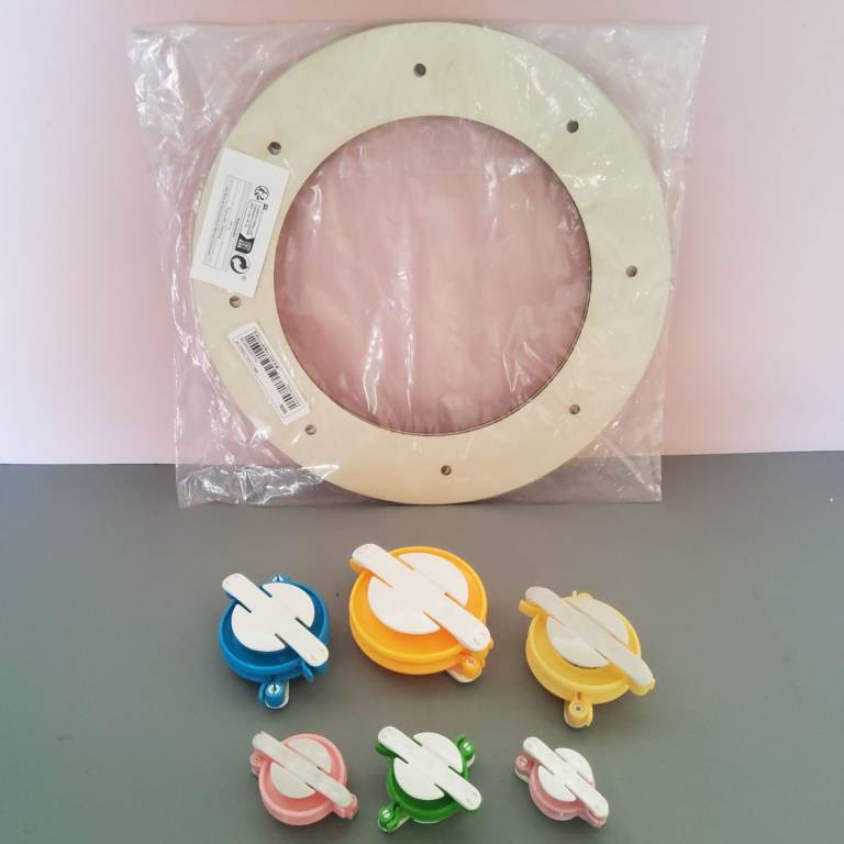 Craft pom pom wreath making set