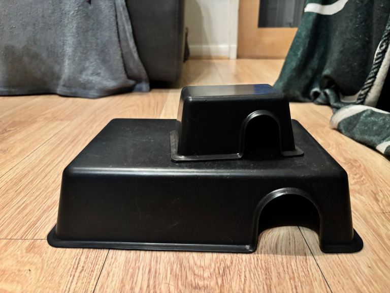 Assorted reptile accessories 