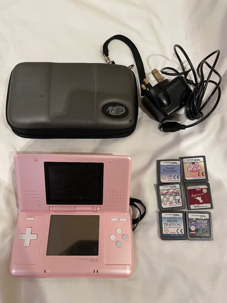 Pink Nintendo DS in good condition, everything works perfectly.