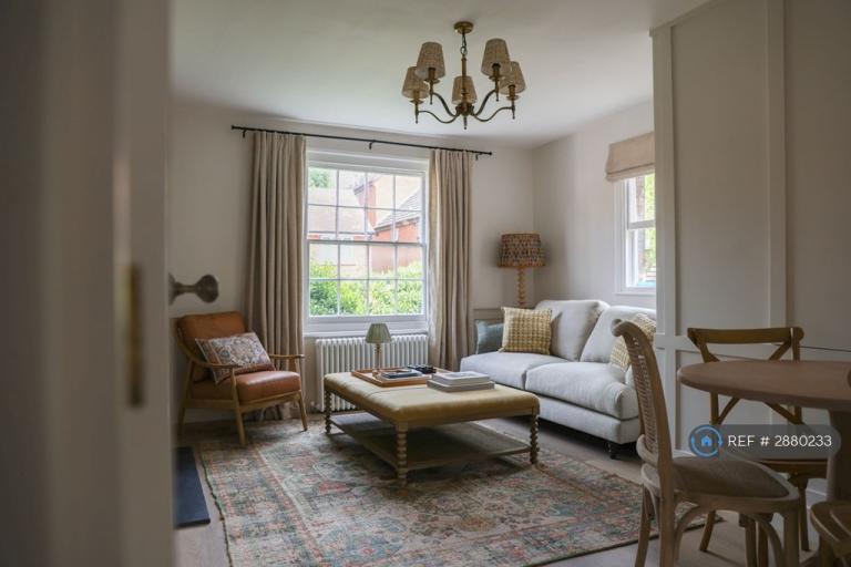 3 bedroom flat in High Street, Harpenden, AL5 (3 bed) (#2880233)