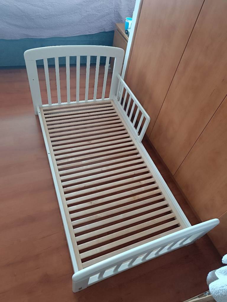 Joh Lewis toddler bed (floor) & waterproof mattress 70x140  (potty training) & sheets