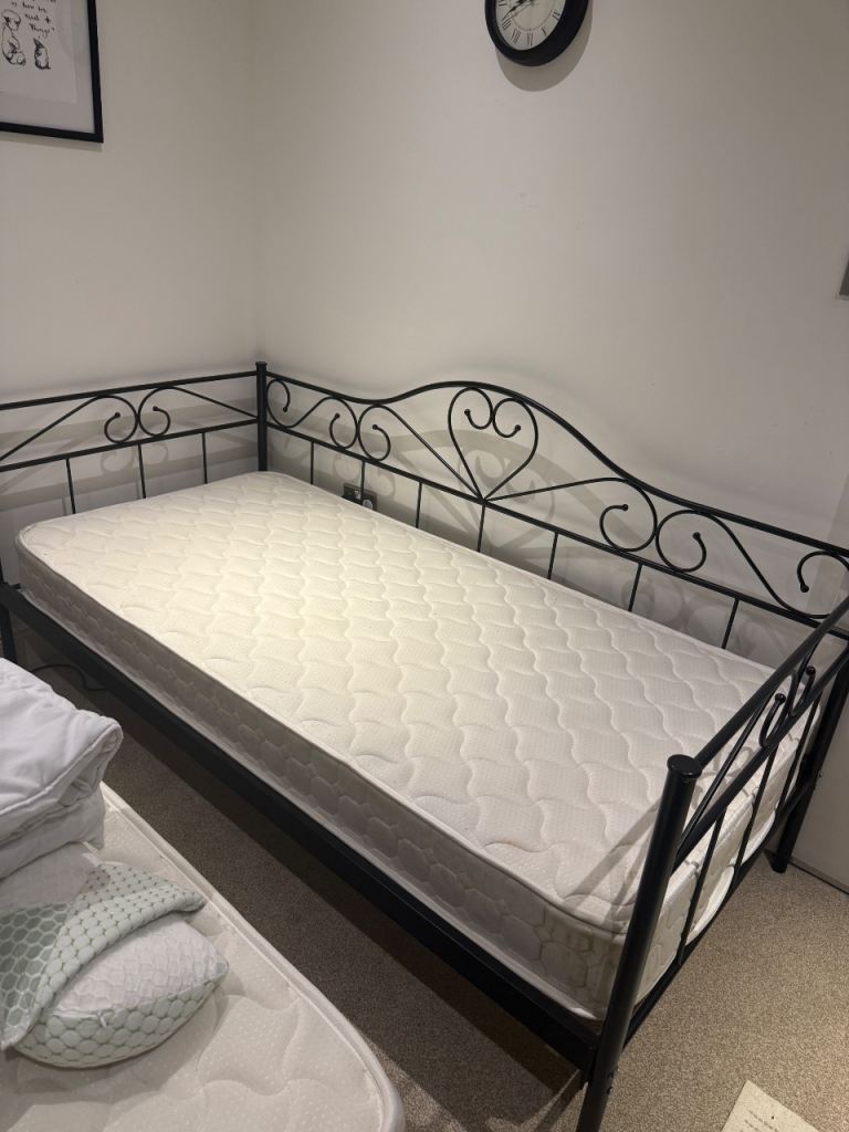 Bed Pull Out trundle + duvets + sheets
