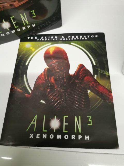 Mixture of Alien figures 