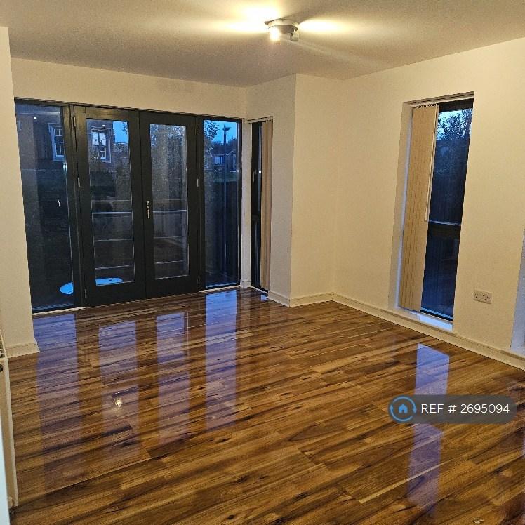 image for 2 bedroom flat in Park Lane, Greenhithe, DA9 (2 bed) (#2695094)