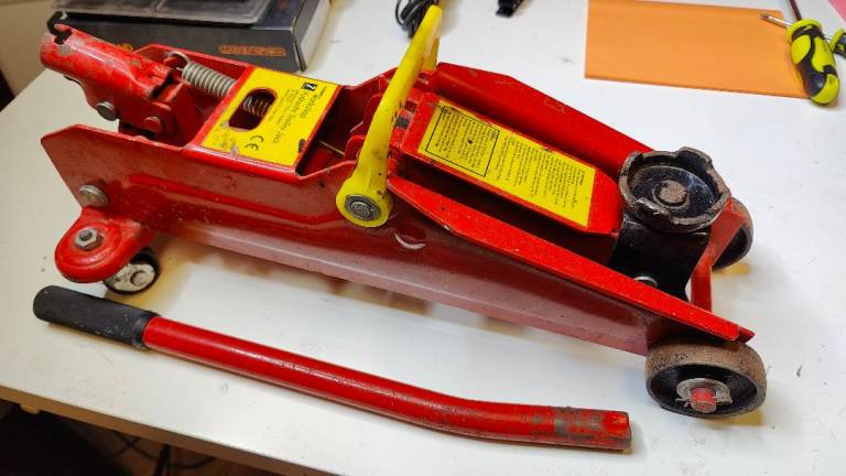 Trolley jack, axle stands and chocks