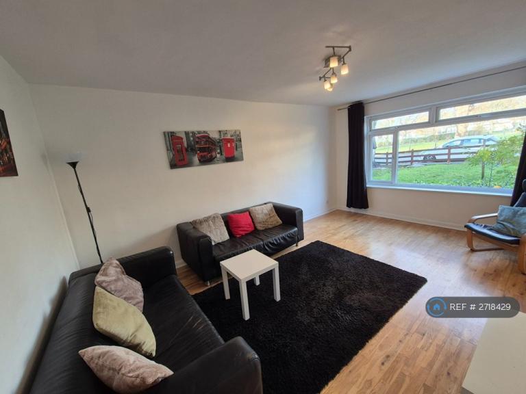 1 bedroom flat in Cambridge Road, London, SW20 (1 bed) (#2718429)