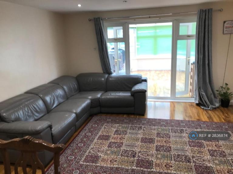 4 bedroom house in Mavoncliff Drive, Milton Keynes, MK4 (4 bed) (#2836874)