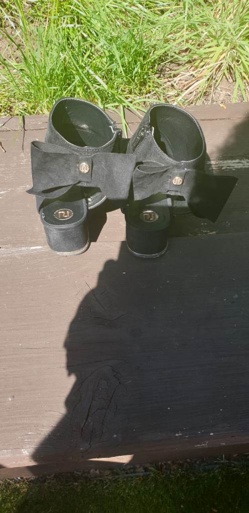 River island sandles with bow size 2