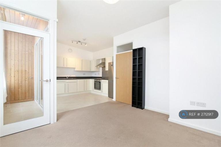 1 bedroom flat in Brent Road, London, E16 (1 bed) (#2712917)