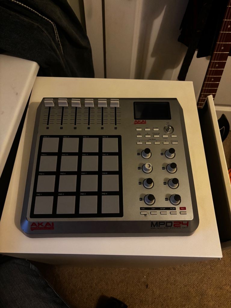 Akai mpd 24 midi controller drum machine sampler 