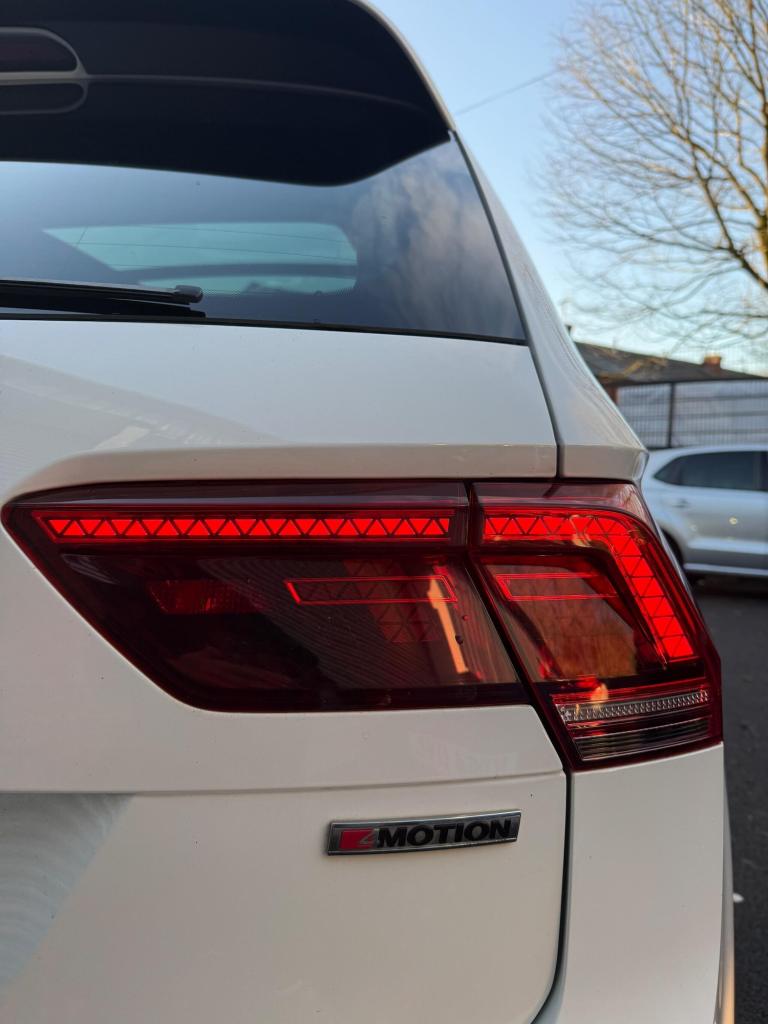 2018 Volkswagen Tiguan 2.0 TDi 190 4Motion R-Line 5dr DSG ESTATE DIESEL Automatic