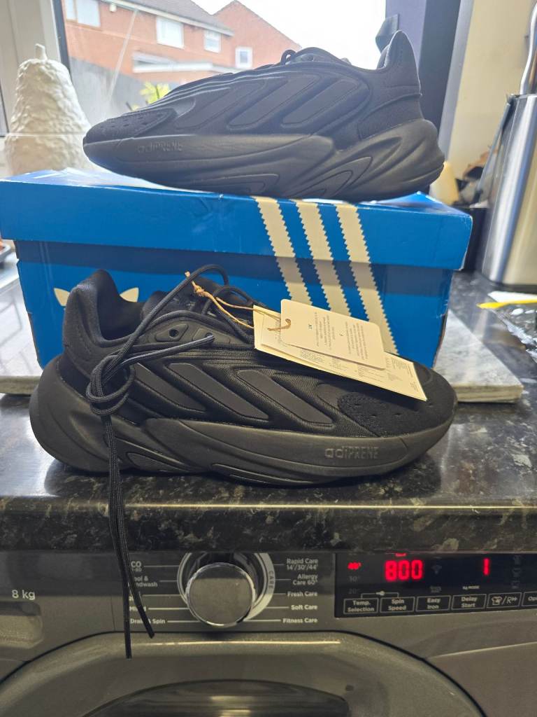 Adidas Ozelia uk size 5 BNWT 