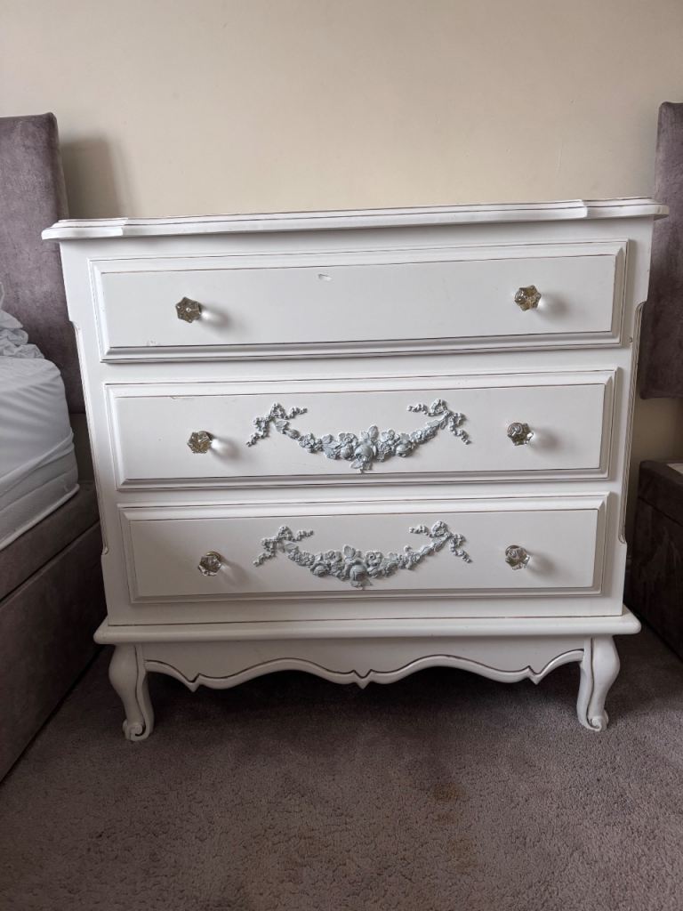 Beautiful chest of drawers 
