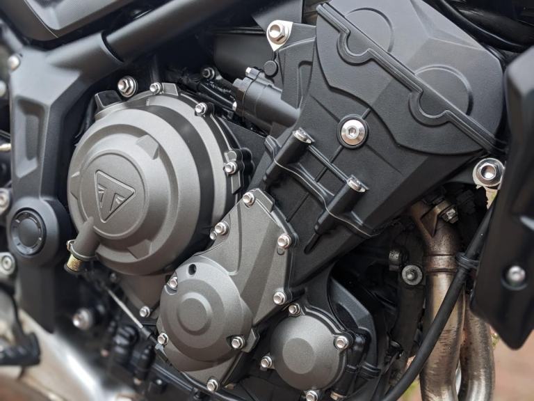 TRIUMPH TRIDENT 660 2024 - BLACK - HEATED GRIPS- 2 SERVICE STAMPS - QUICKSHIFTER