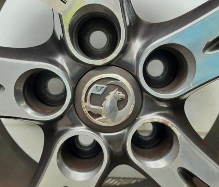 Vauxhall Insignia 18 inch alloy wheel and tyre 245/45/18 