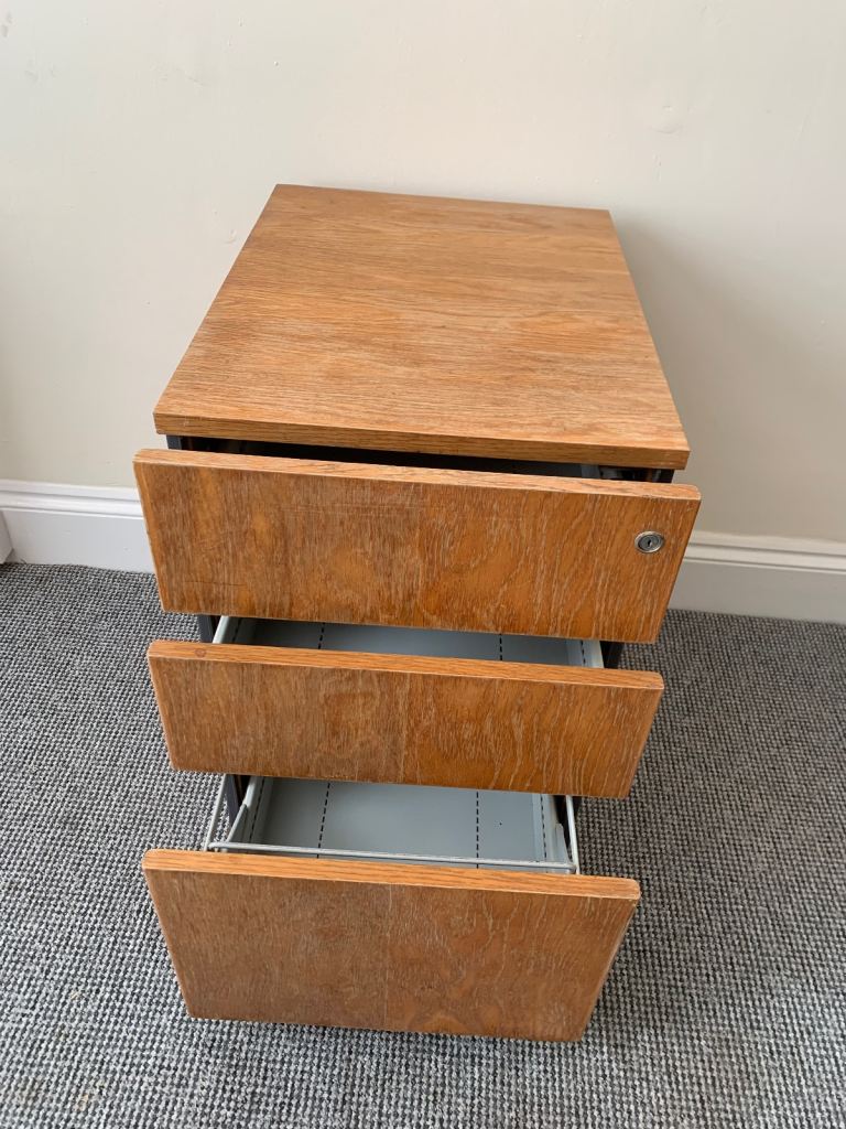 Lockable filing cabinet 