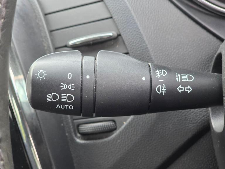 2016 Renault Captur 1.2 TCe ENERGY Dynamique Nav Auto Euro 6 (s/s) 5dr HATCHBACK Petrol Automatic